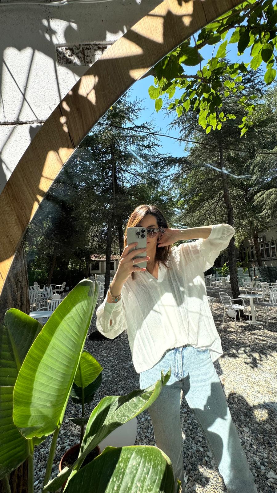 Yarı Transparan Beyaz Gömlek